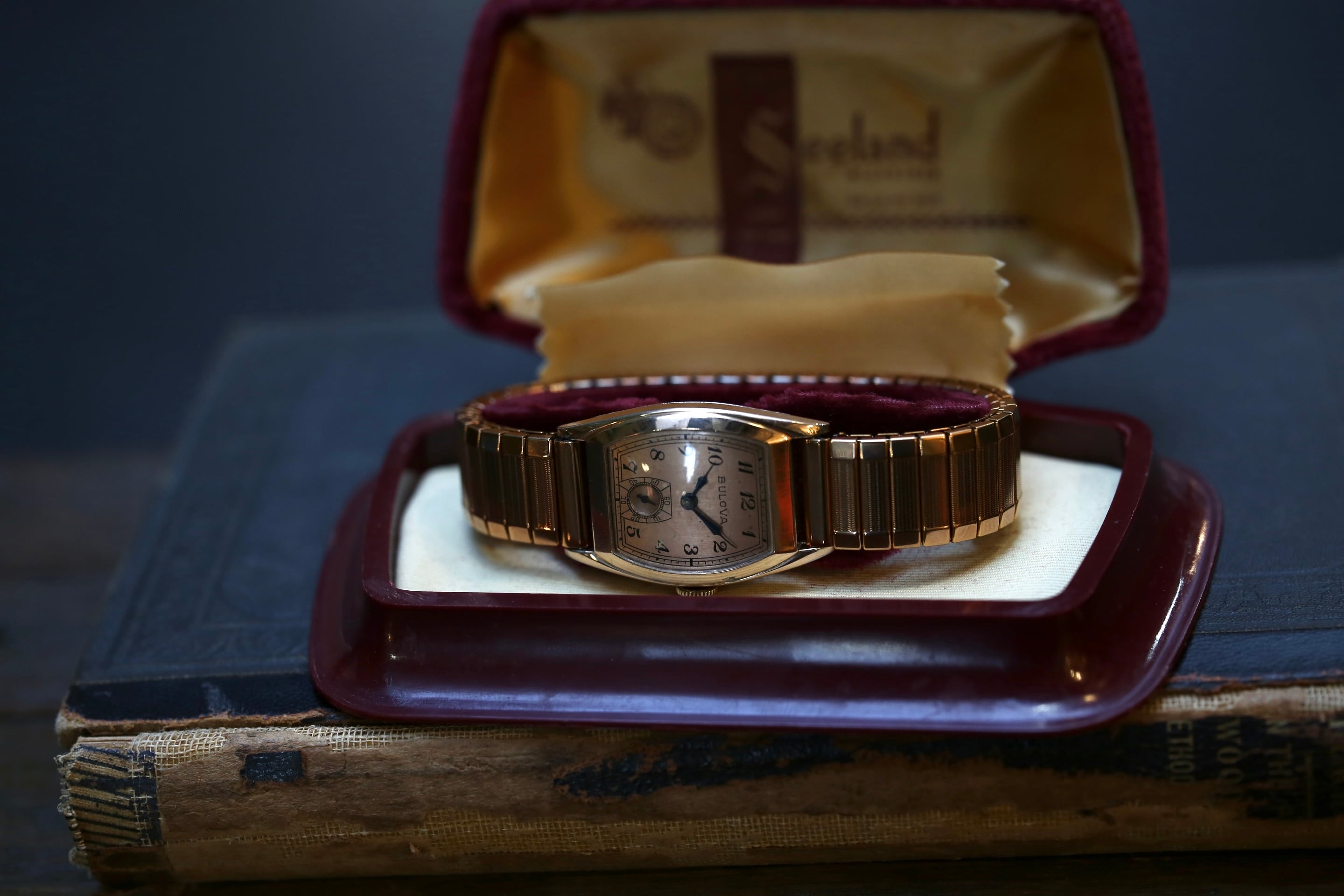 BULOVA】 1941 『オルダーマン』 トノーケース アラビア数字 手巻き