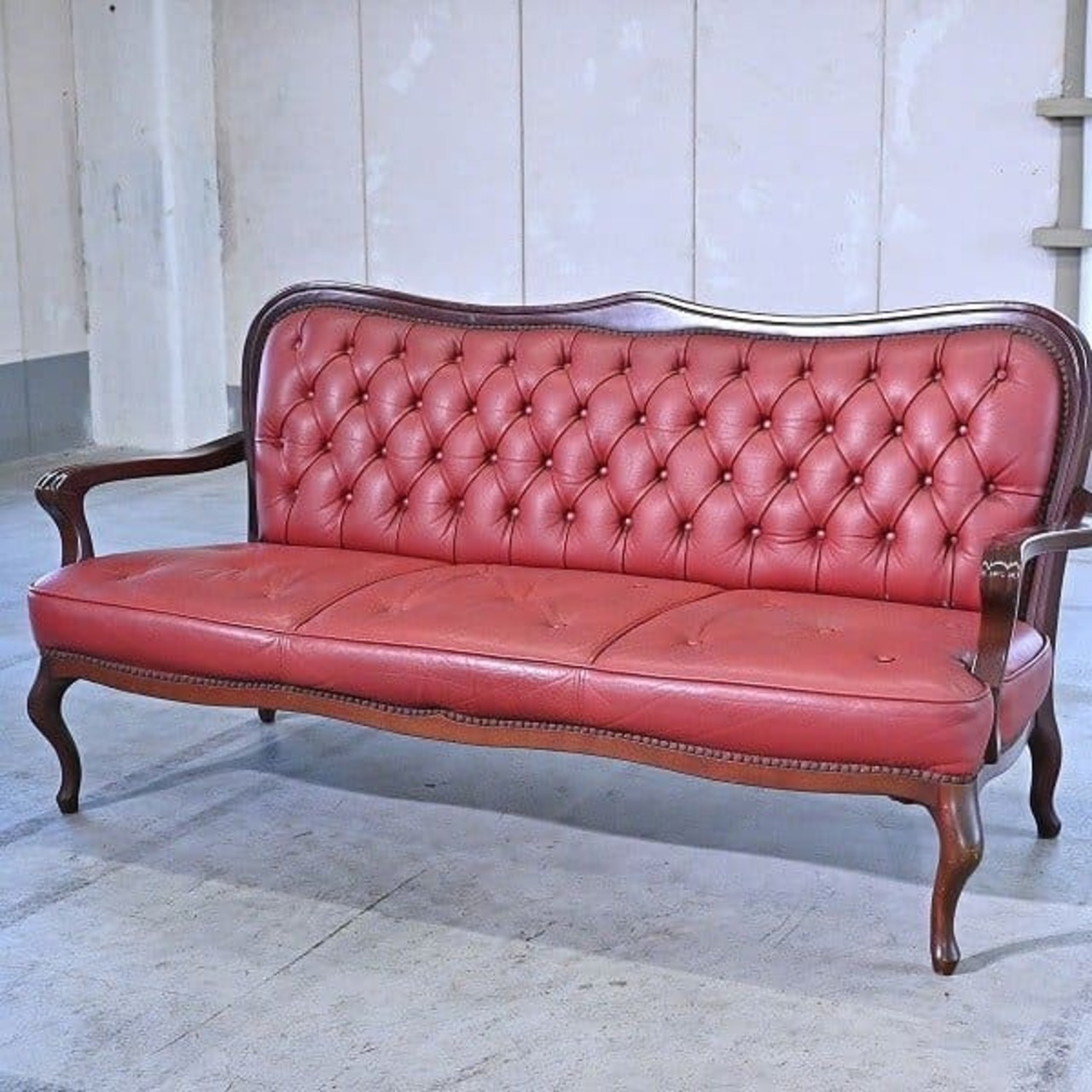 イタリア製 3人掛けソファ 本革 チェスターフィールド 鋲打ち ボタン留め トリプル 3P アーム クラシック ルイ 英国スタイル【中古家具/中古インテリア/USED家具ユーズド家具/リサイクル】