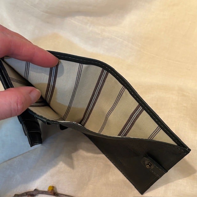 B.stuff　「エイミーⅡ」ミニマム三つ折りお財布(シダーウッド)