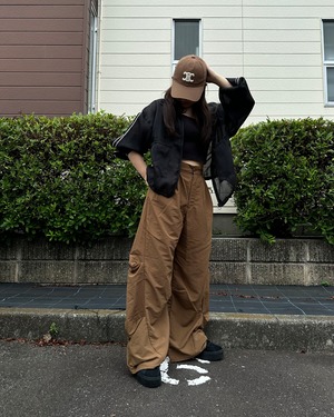 ナイロンタックバレルパンツ／モカブラウン