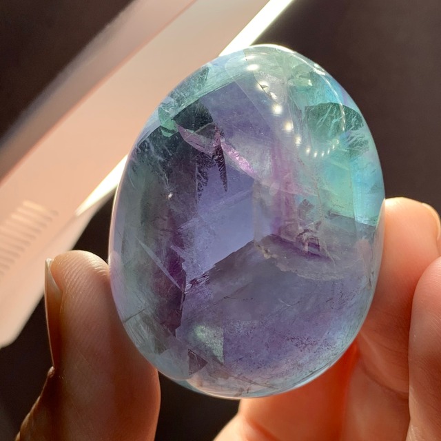 142.虹たまご☆フローライトたまご 台座付き