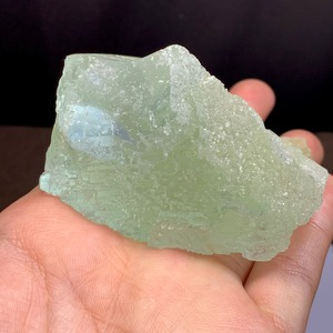 2.グリーンフローライト原石クラスターに住み着いているピンクオパールうさぎ