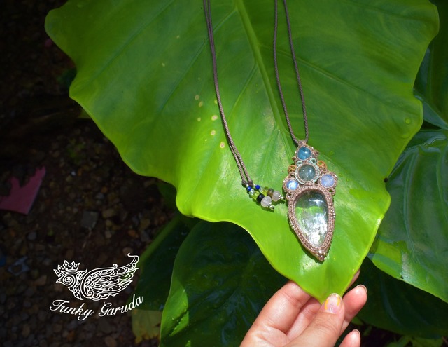 妖精の羽根★虹入り大粒クンツァイトとアクアマリン　マクラメペンペンダントkun002