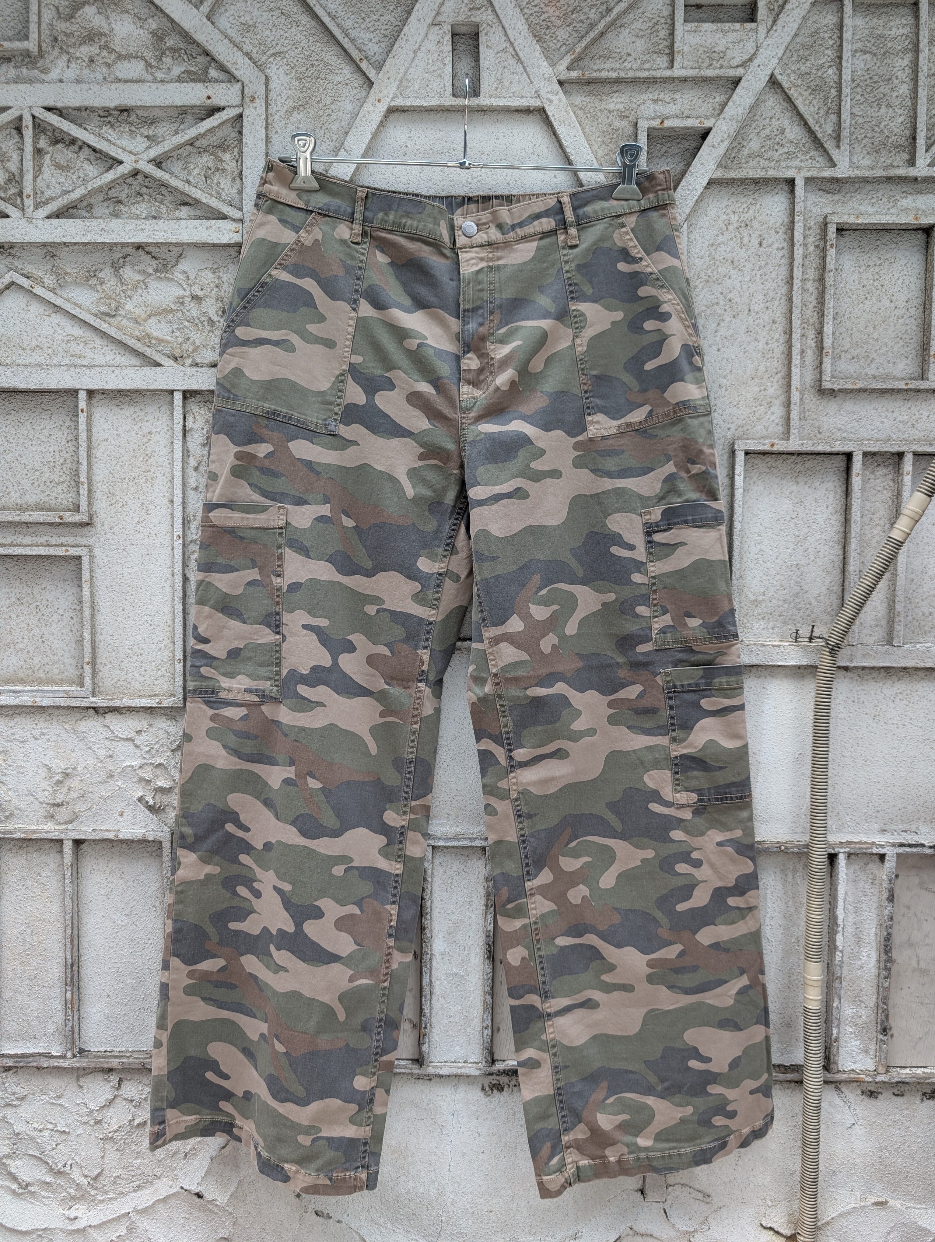 "NO BOUNDRIES" camouflage pants