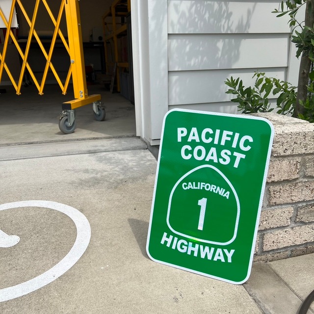 【訳あり】PACIFIC COAST HIGHWAY【18in×12in】アウトレット商品 本場アメリカロードサイン　 看板　ディスプレー　ガレージ　アメリカンハウス　表札