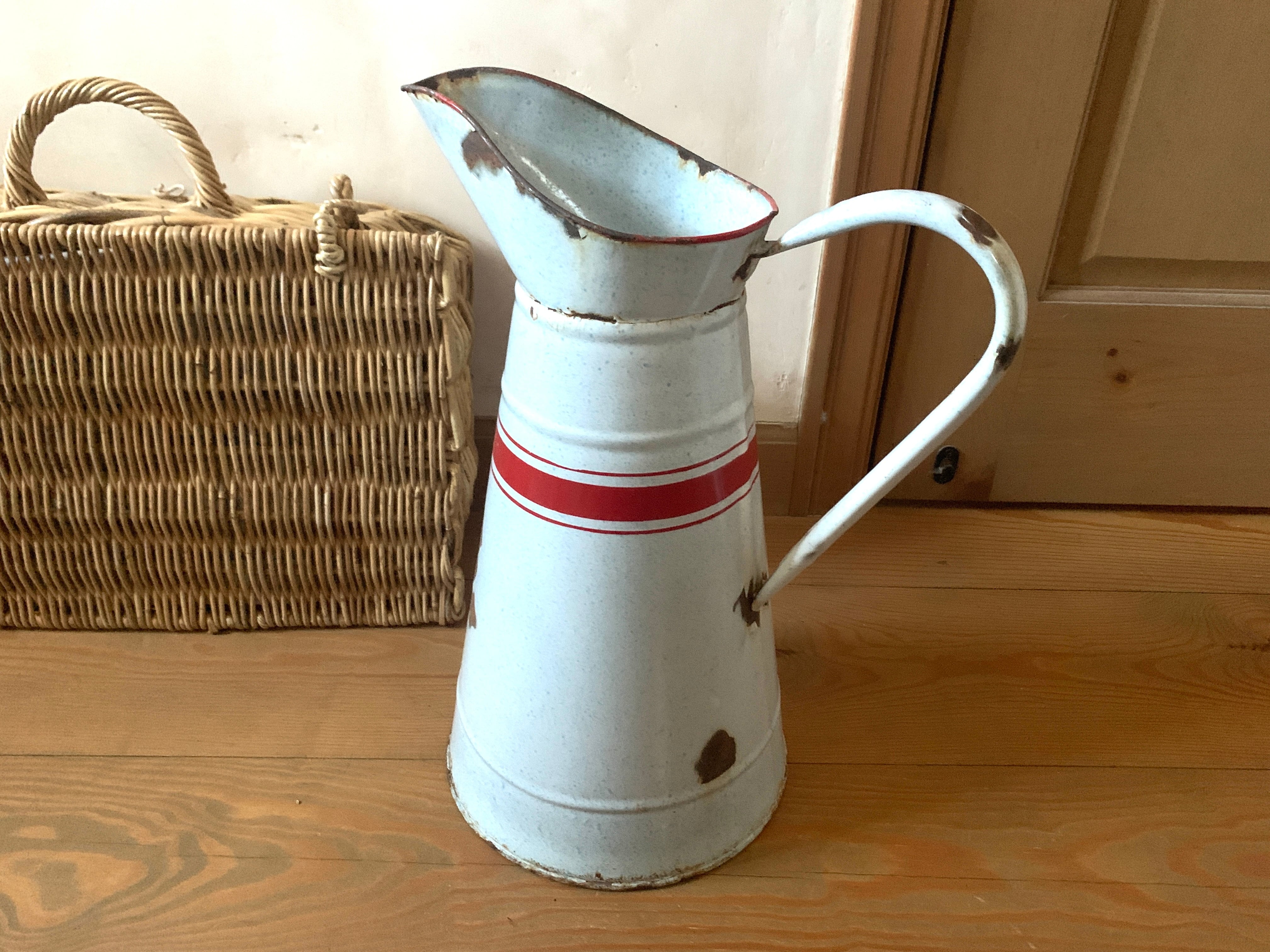 大きめのホーロー製ジャグ 大きめのホーロー製ジャグ