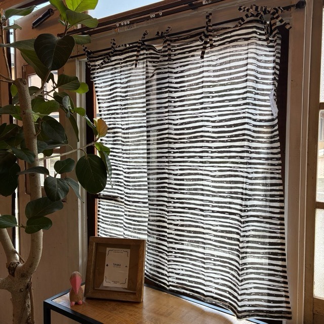 TOPANGA Homefurnishing India Cotton Voile Black Pinstripe curtain　インド　コットンボイルブラックピンストライプカーテン　110×100cm　ホワイト　白　ブラック　黒　綿　ナチュラル　腰高窓　レースカーテン　薄手　カーテンポール　暖簾