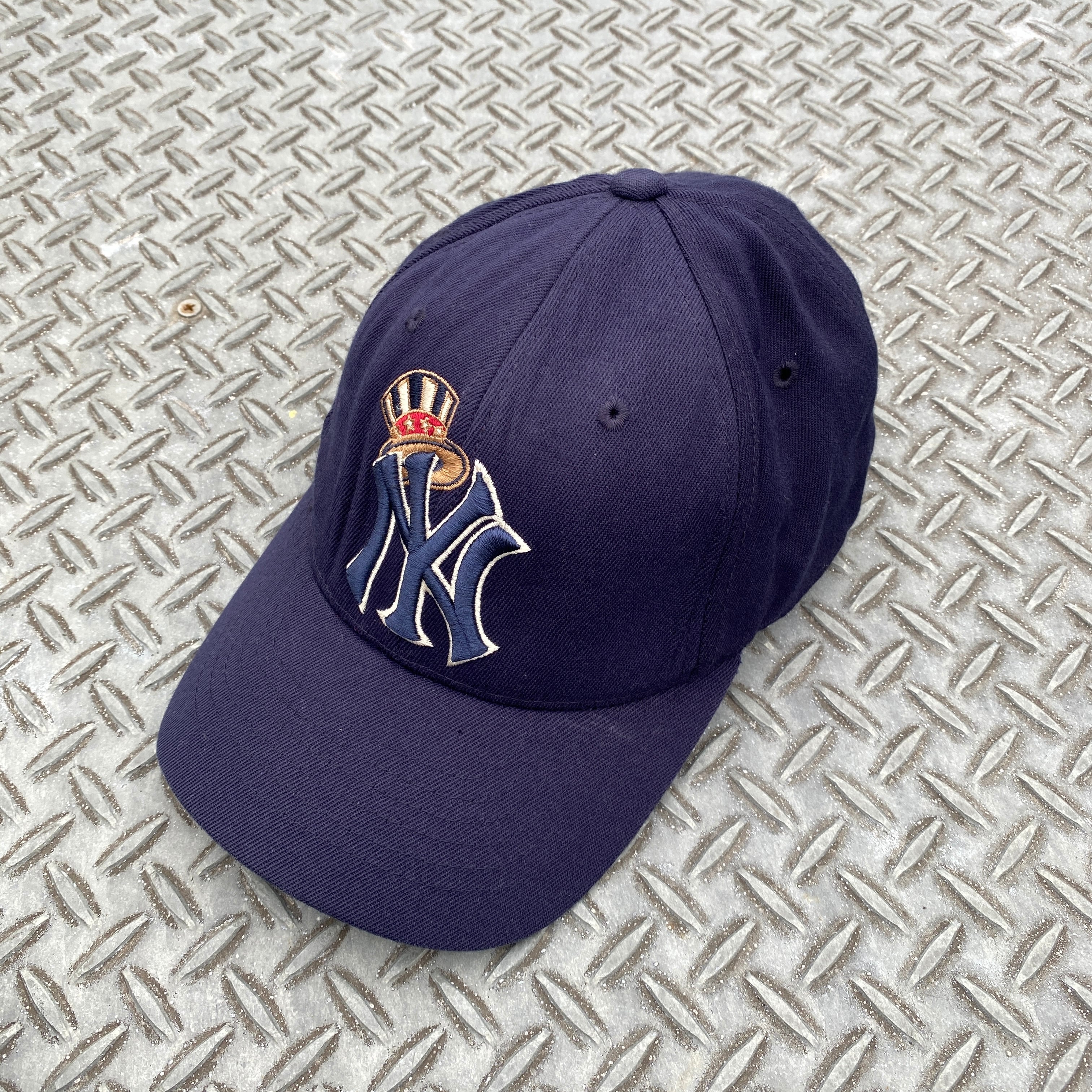 00s New York Yankees Navy Crown Logo Cap | RIVERSIDE BASE
