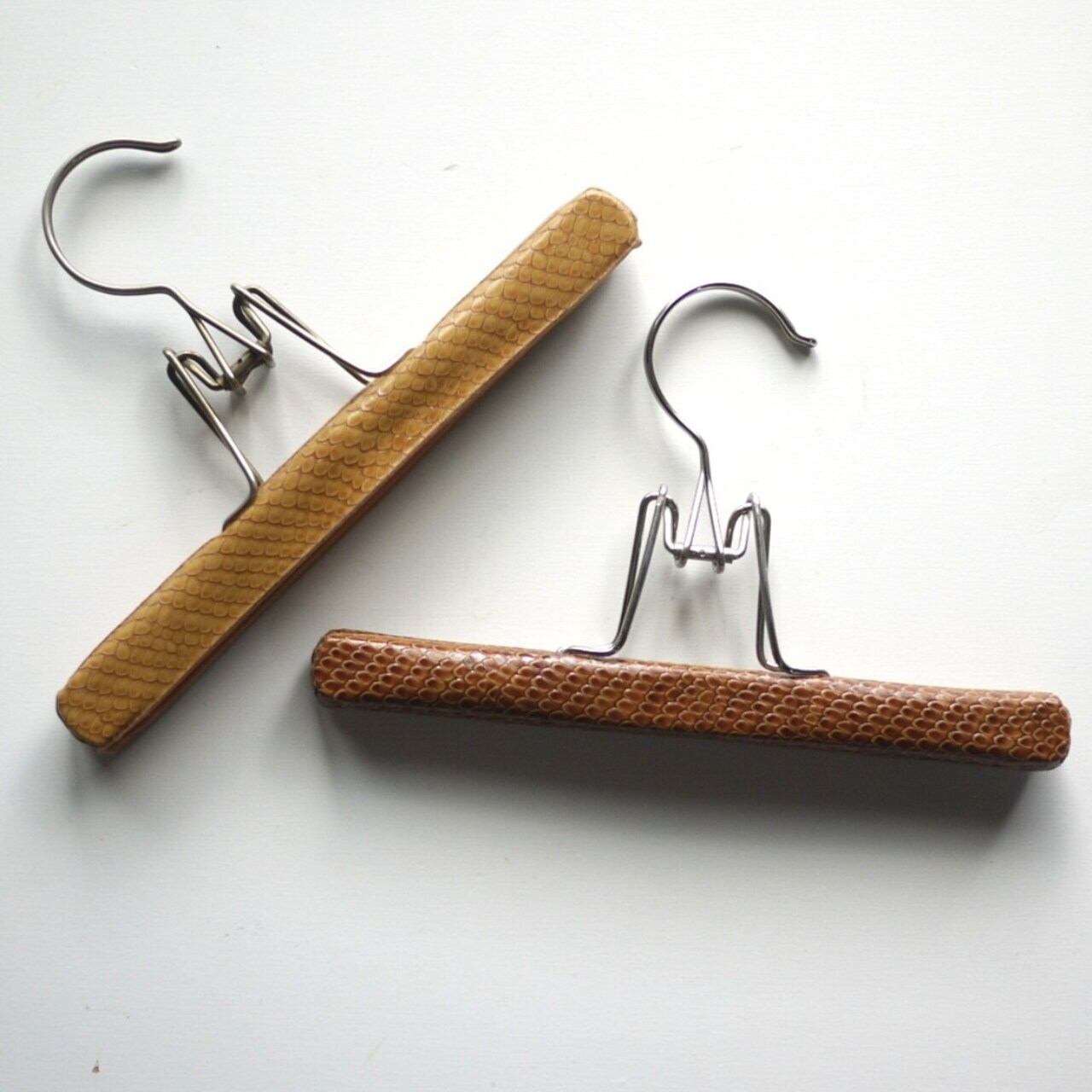 レザータッチのクリップハンガー ドイツ