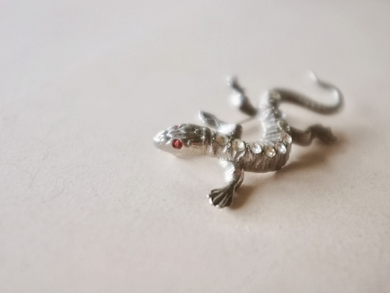 フランス 赤いお目目のトカゲさんとブローチ ヴィンテージ
