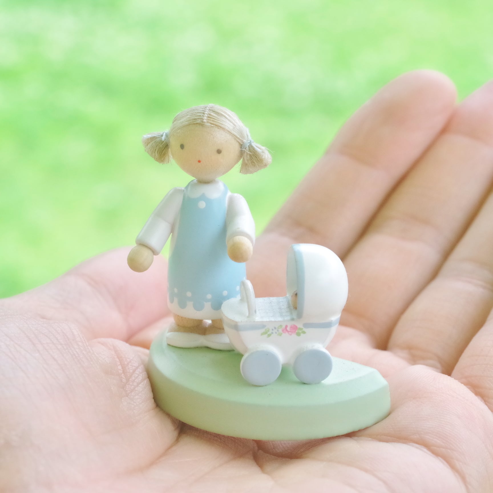 フラーデ 女の子と乳母車 | 木のおもちゃ専門店 おもちゃ箱 イカロス