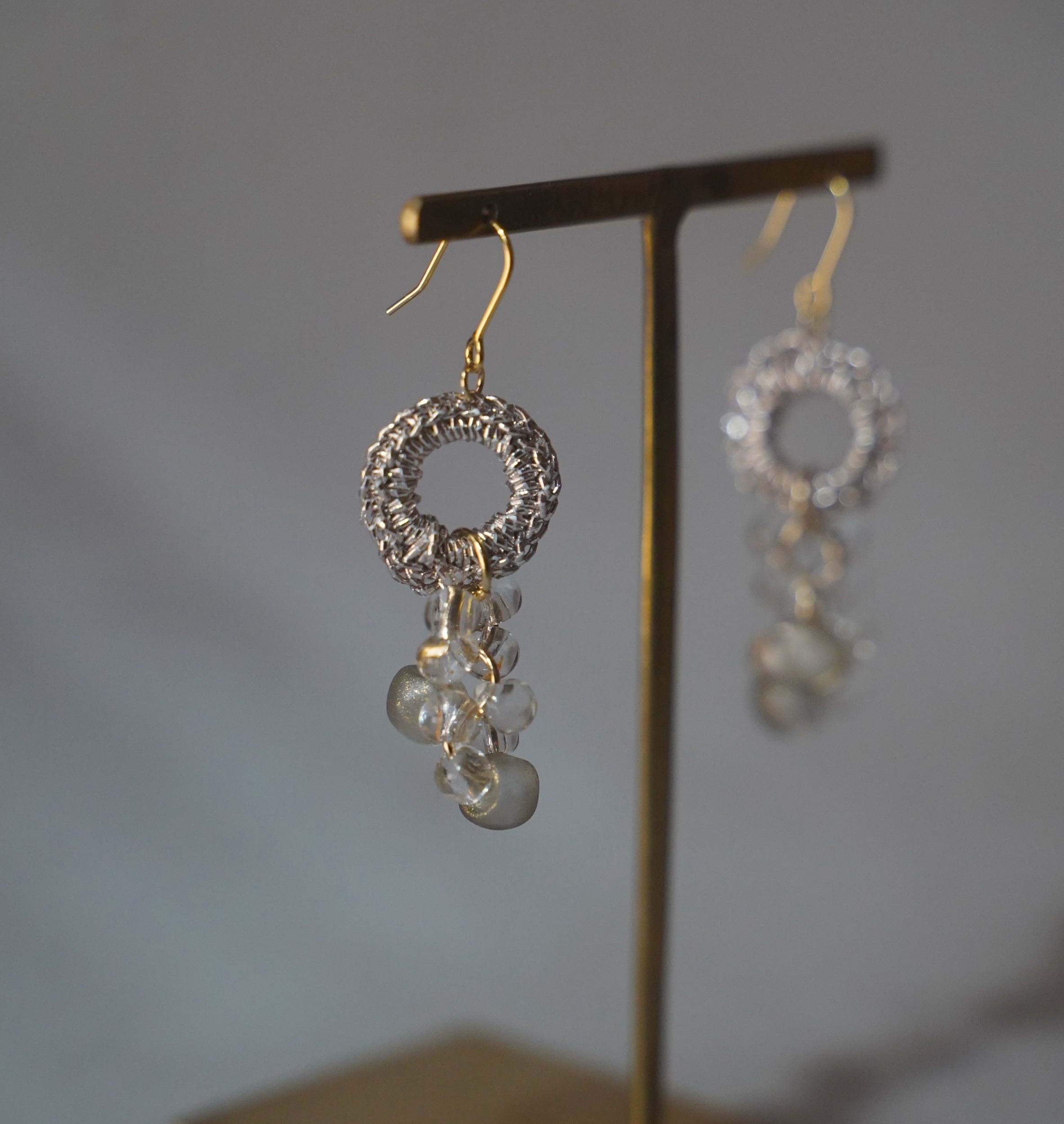 編みモチーフとガラスビーズのドロップピアス(グレー×クリア)