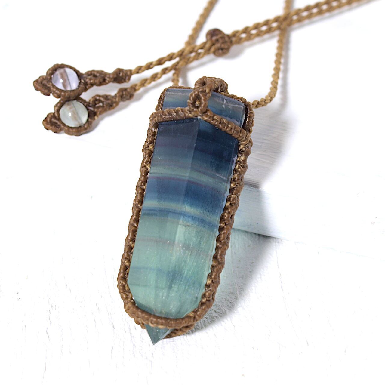 【一点物】フローライトのポリッシュポイントを包んだマクラメネックレスNo.8
