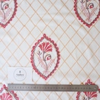 ブロックプリント生地【50cm単位】インド綿 片耳ボーダー付き 花柄(大) 白×赤×ベージュ #35070-WT1