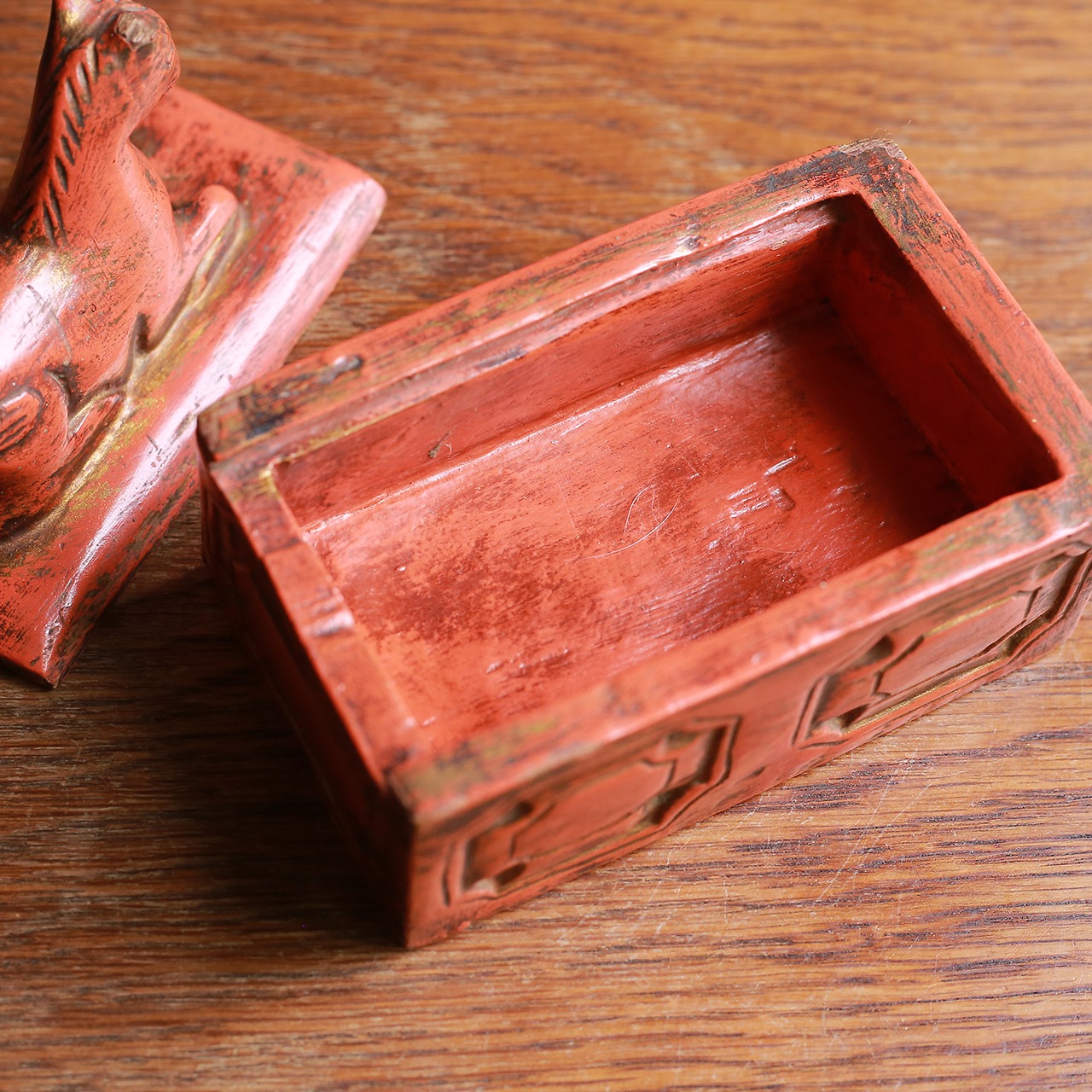 朱色が鮮やかな、味わい深い馬の小物入れ