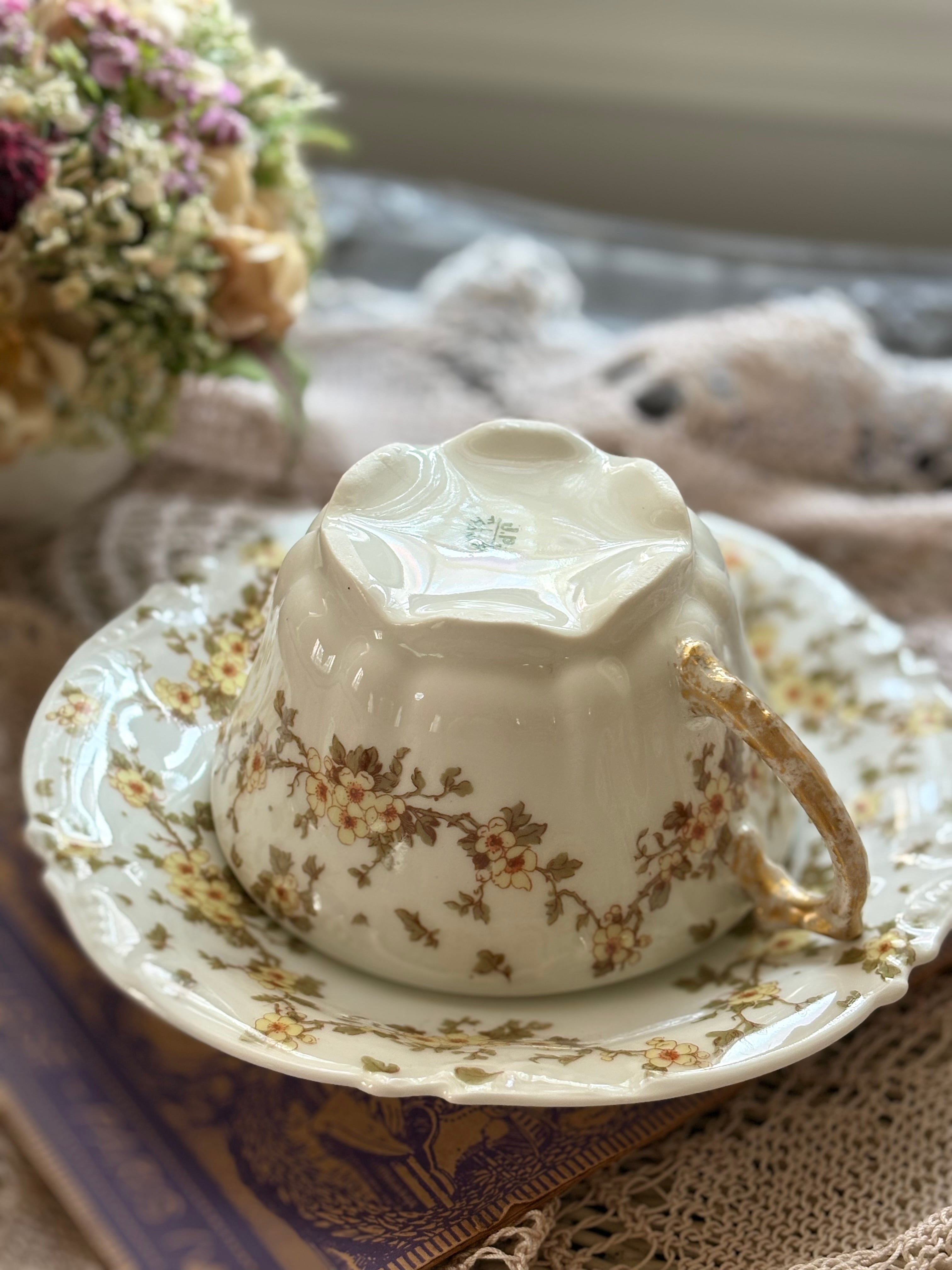 フランスアンティーク Limoges リモージュ Jean Pouyat ジャンプーヤ 黄色い小花柄 カップ&ソーサー