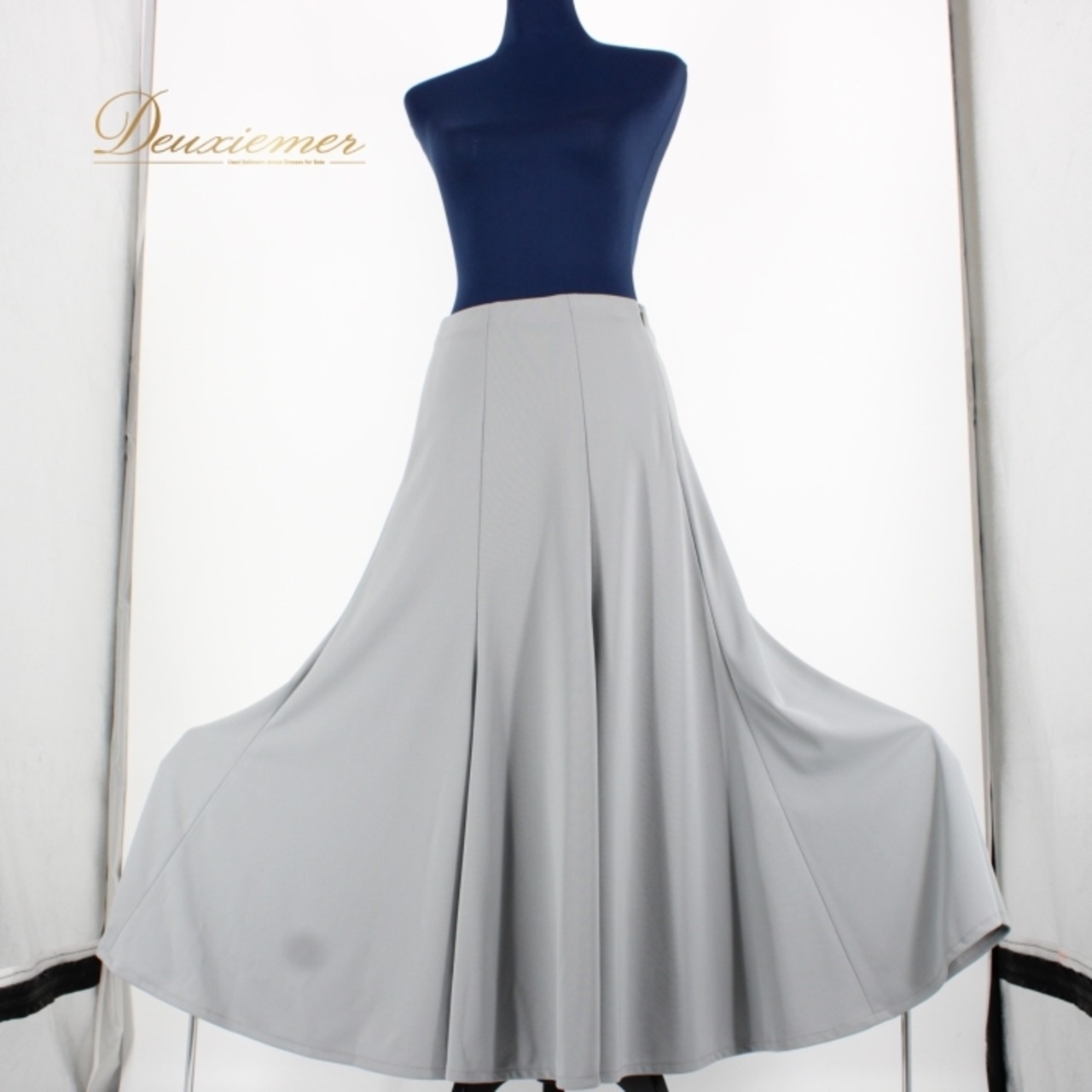 社交ダンス 衣装 スタンダード スカート レッスンウェア 女性用 レディース オールシーズン グレイ系 無地 シンプル 練習着 フォーマル 清楚 ポリエステル 伸縮性 有り 日本製 ライトグレー プロ用 ストレッチ 楽な着心地 発表会 ステージ 衣装 おしゃれ 上品 ダンスウェア スカートスタイル フレアスカート カジュアル シンプルデザイン 脚長効果