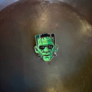 TOPANGA Jewelry Pin Brooch "Monster C"　ピンブローチ　モンスター　ホラー　ジャケット　キャップ　プレゼント　プチギフト　