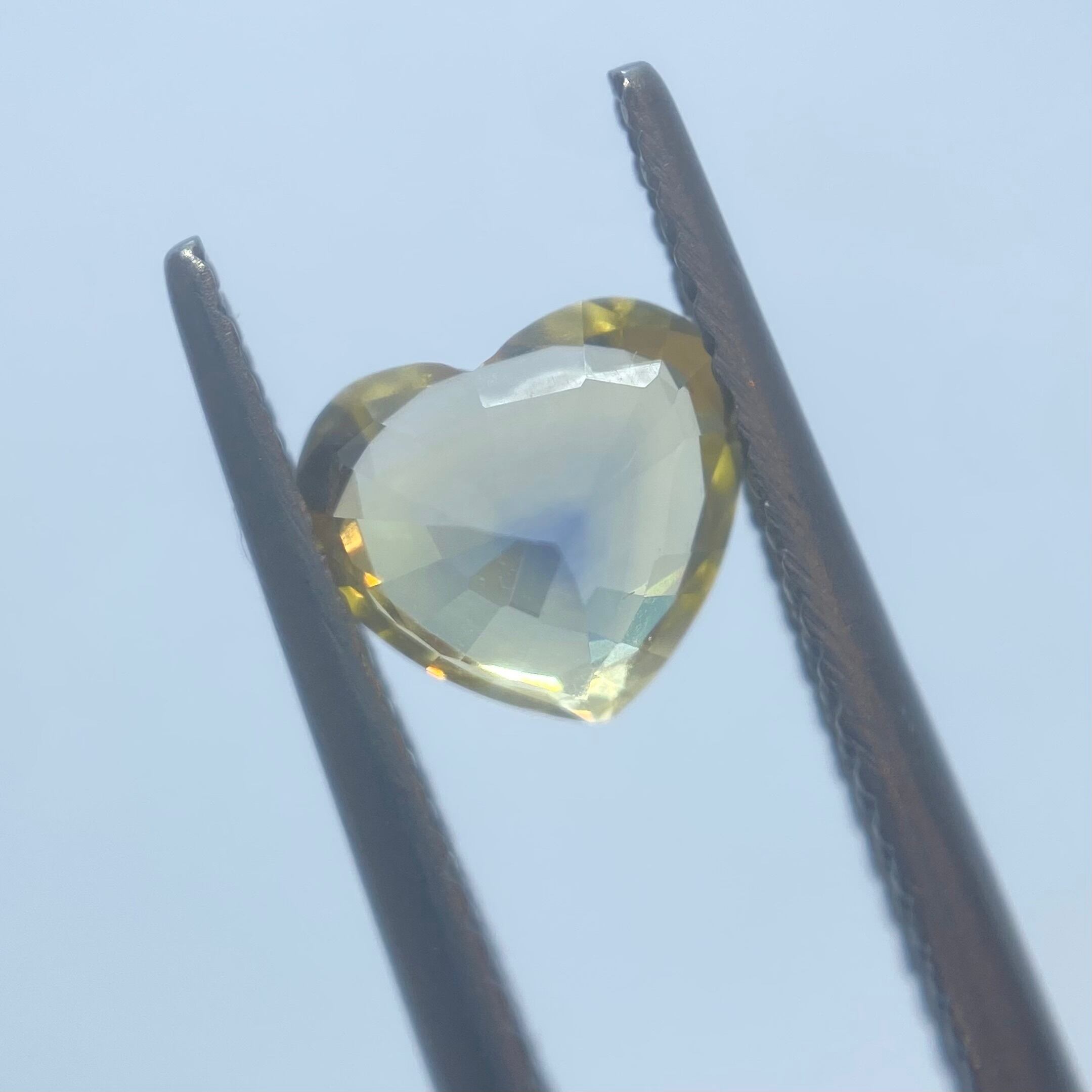 印象派絵画のようなハートシェイプサファイア