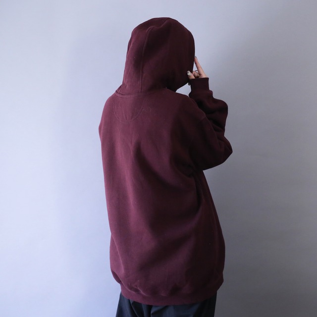 "carhartt" sleeve printed design over silhouette bordeaux parka