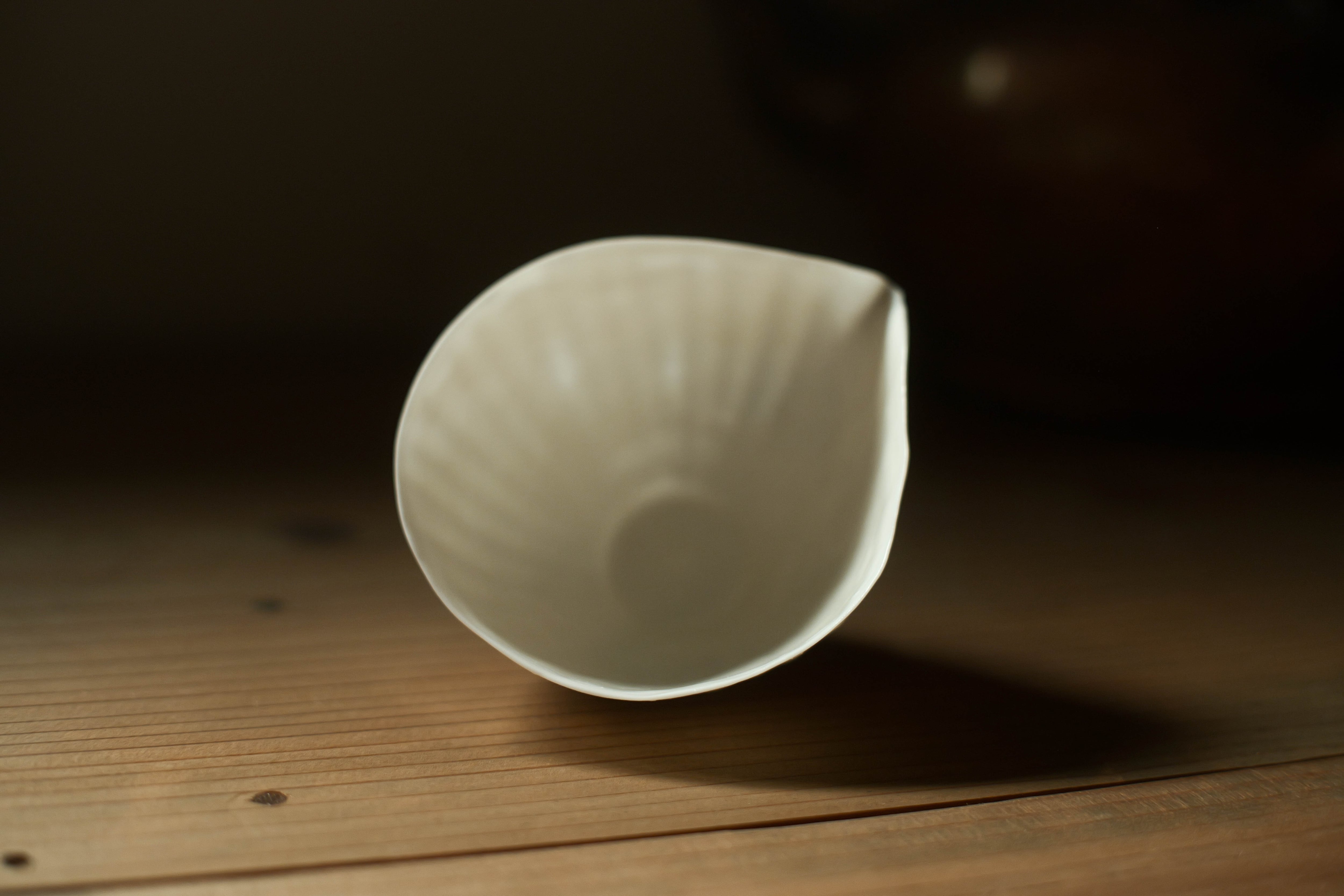 手拓薄胎白磁茶海・貝＜徳化窯＞（型作り・手押し/満水容量120cc