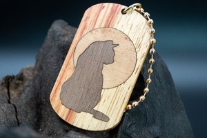 【 木材の女王】チューリップウッド ドッグタグ 象嵌 横を向く上品な猫