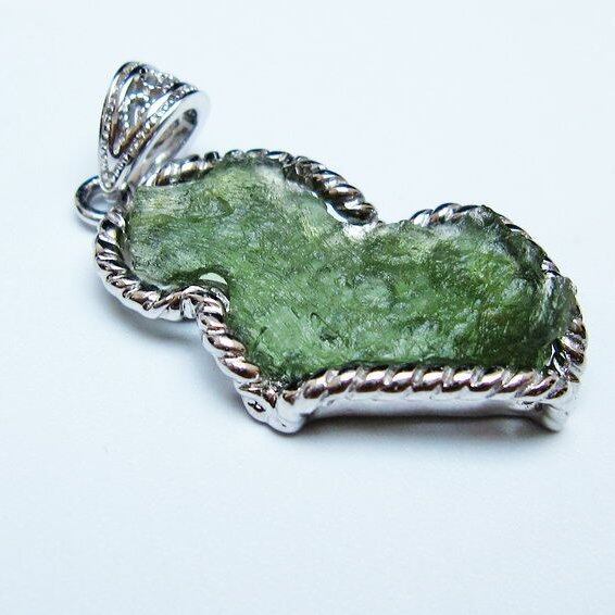 モルダバイト ペンダント モルダウ石 ペンダントトップ 原石 一点物 メール便可 [M便 1/20] 199-560