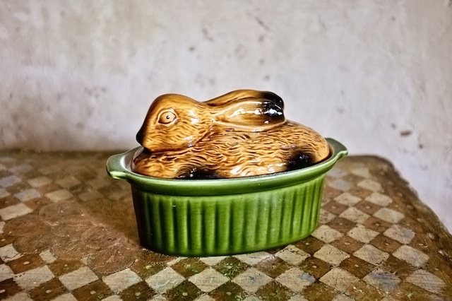 フランス 緑のお家で眠るうさぎさんのテリーヌポット ヴィンテージ