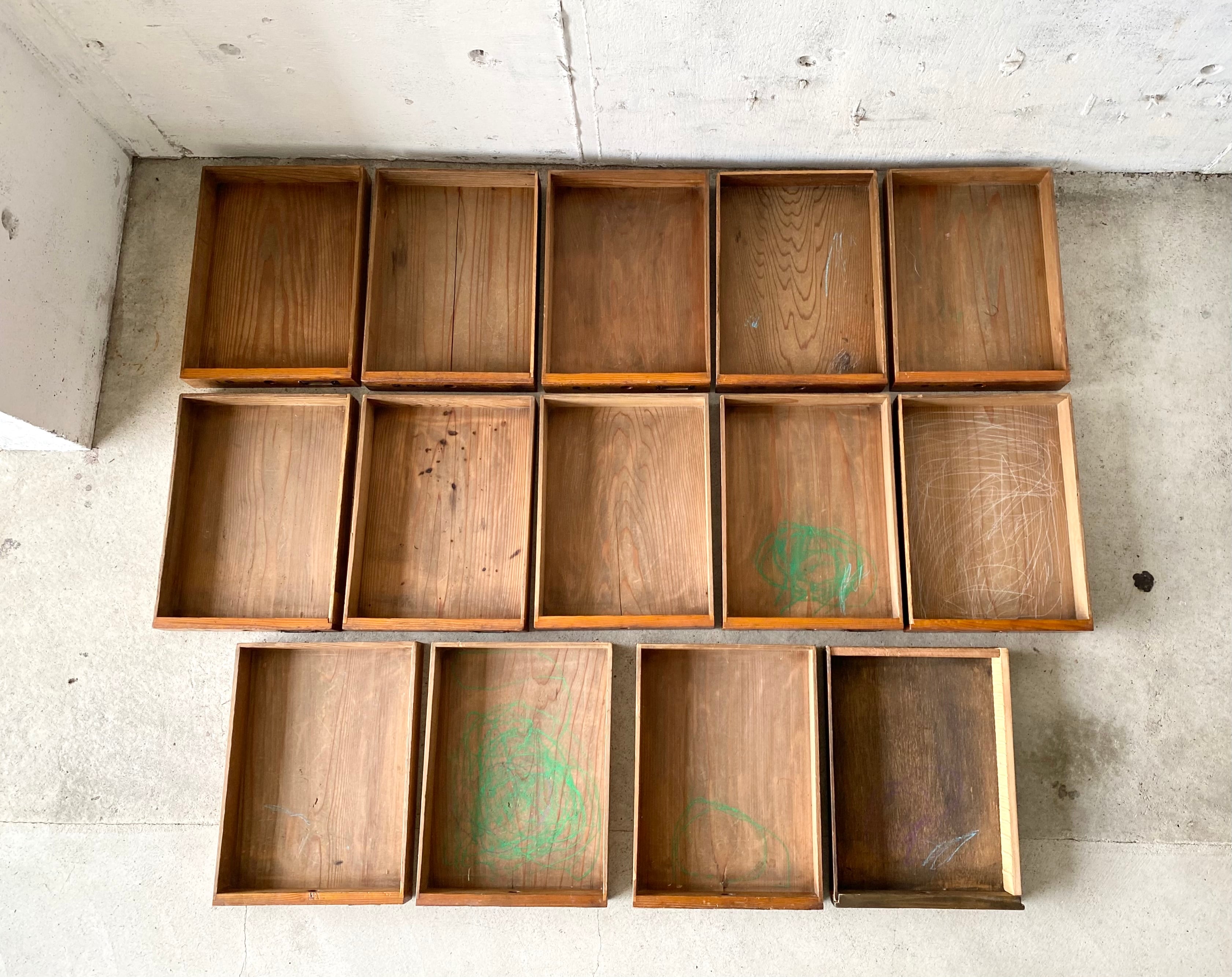 存在感のある32杯の収納棚[古家具] | giraffes craft