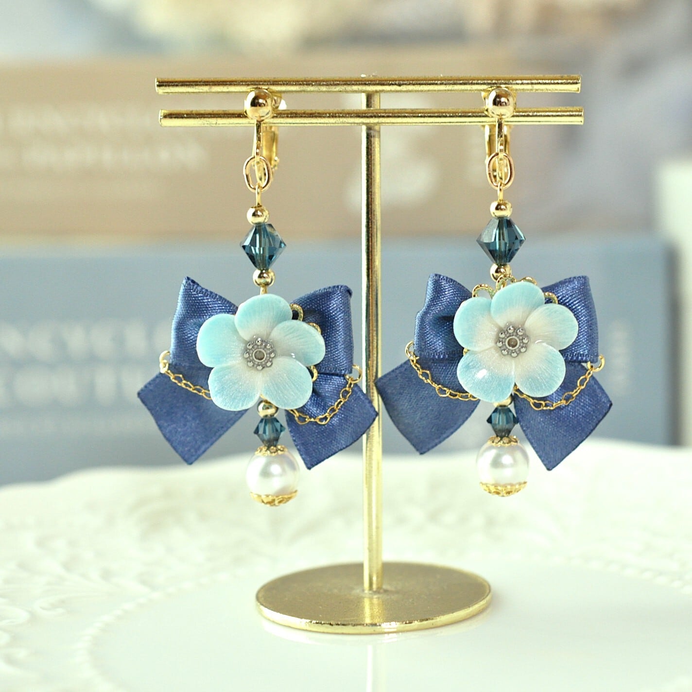 八重桜のロングピアス／イヤリング　緑　春ピアス　ディップアート　お花見アクセ 桜とスワロ雫のピアス イヤリング 八重桜のロングピアス／イヤリング