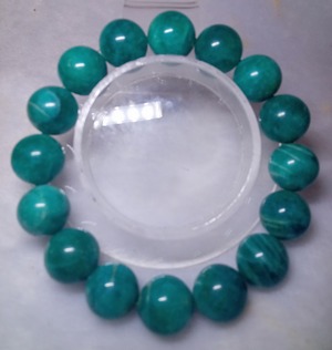 アマゾナイト（心身のバランスを整え、ストレスを癒し、夢や目標達成に必要な行動力を養う）