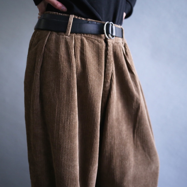 2-tuck balloon silhouette brown wide corduroy pants