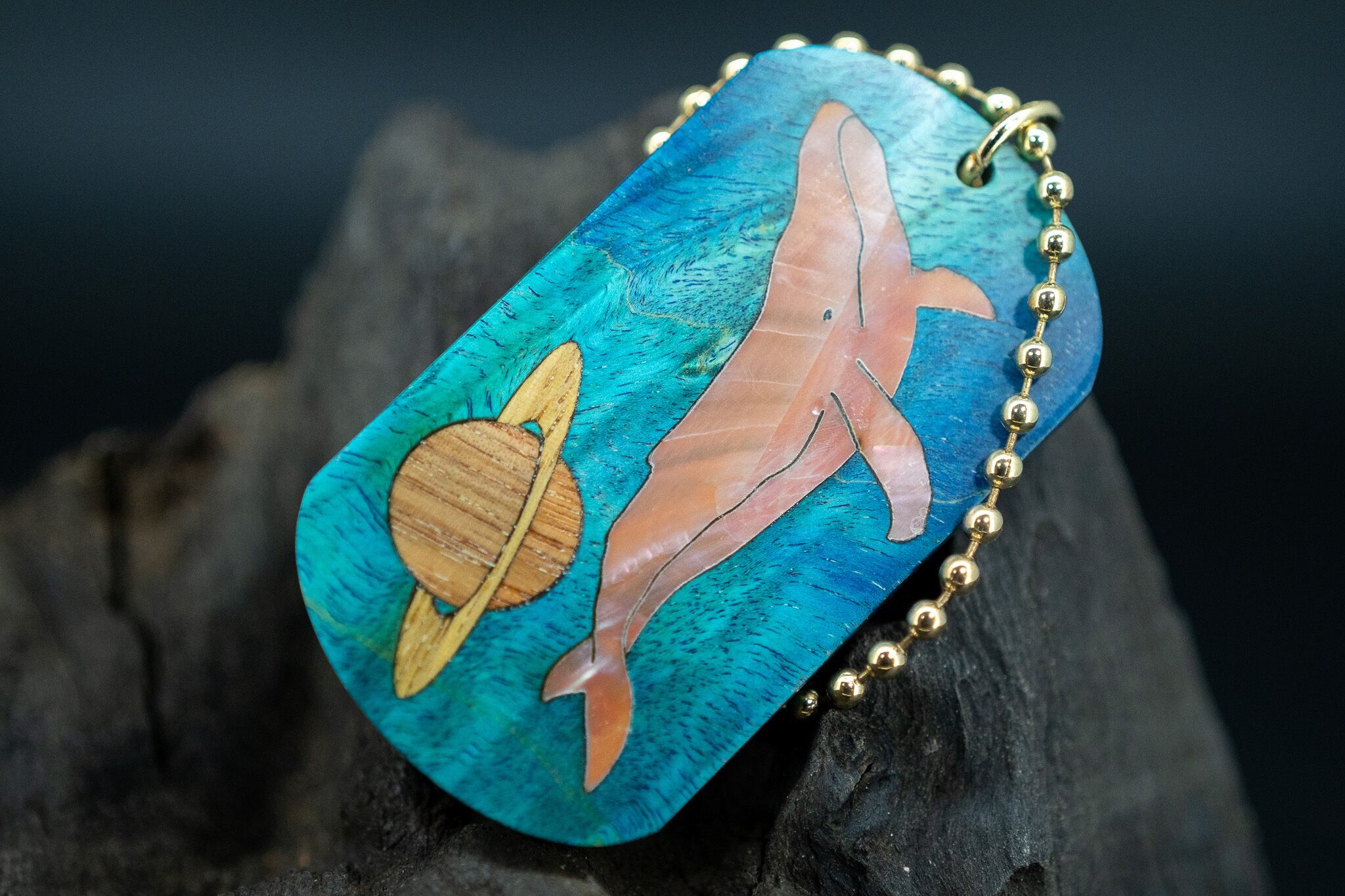 【カナダの象徴】ハードメープル 瘤杢 スタビライズウッド ドッグタグ 象嵌 勇魚と惑星