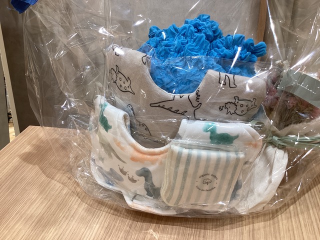 ドライフラワーとスタイのオムツケーキ