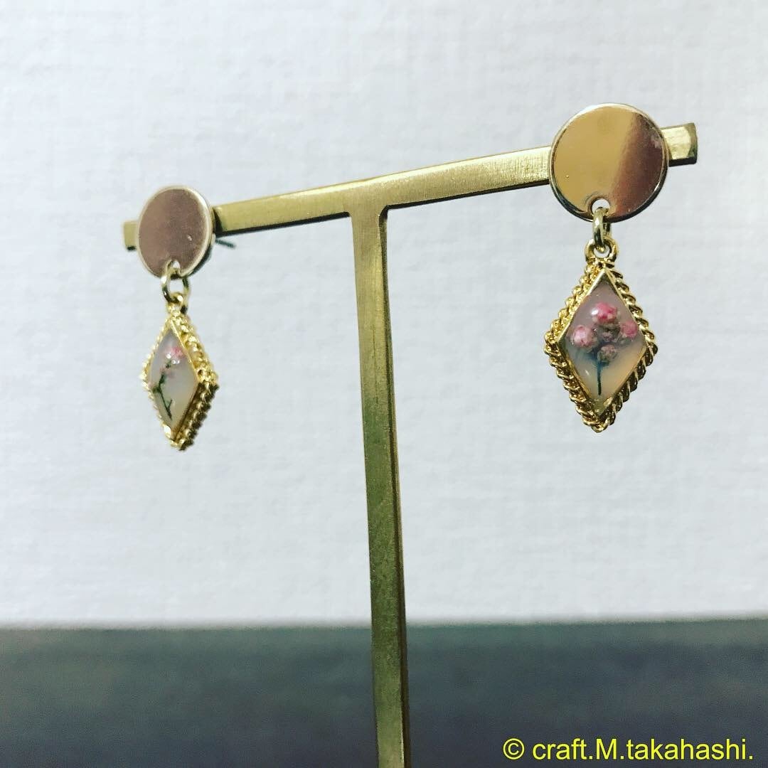 0105:【額縁の花】 ドライフラワー 花 ピンク ツボミ 桃色 ピアス ポストピアス スタッドピアス ゴールド 金 シンプル 職場 オフィス