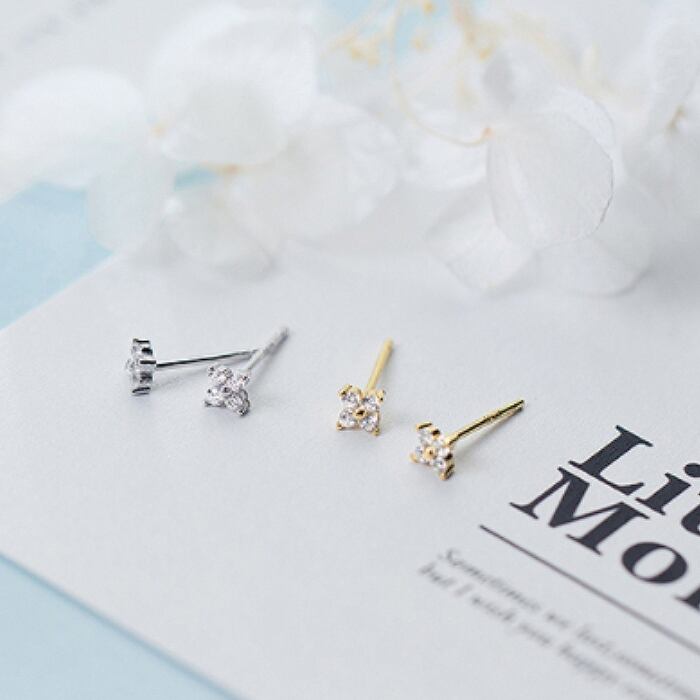 送料無料 シンプルピアス クローバー ピアス キュービックジルコニア Silver925 シルバー シンプル 925 ゴールド つけっぱなし つけっぱなしピアス 華奢 レディース 小さめ 小さい フォーマル カジュアル | Luana. 送料無料 シンプルピアス クローバー ピアス キュービックジルコニア Silver925 シルバー シンプル 925 ゴールド つけっぱなし つけっぱなしピアス 華奢 レディース 小さめ 小さい フォーマル カジュアル | Luana.