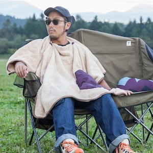 grn outdoor 60/40 CUSHION BLANKET GO9430F ブランケット クッション 毛布 キャンプ 用品 アウトドア ブランド 登山 テント かわいい おしゃれ 防寒 冬 秋 ひざ掛け 素材 プレゼント 通販