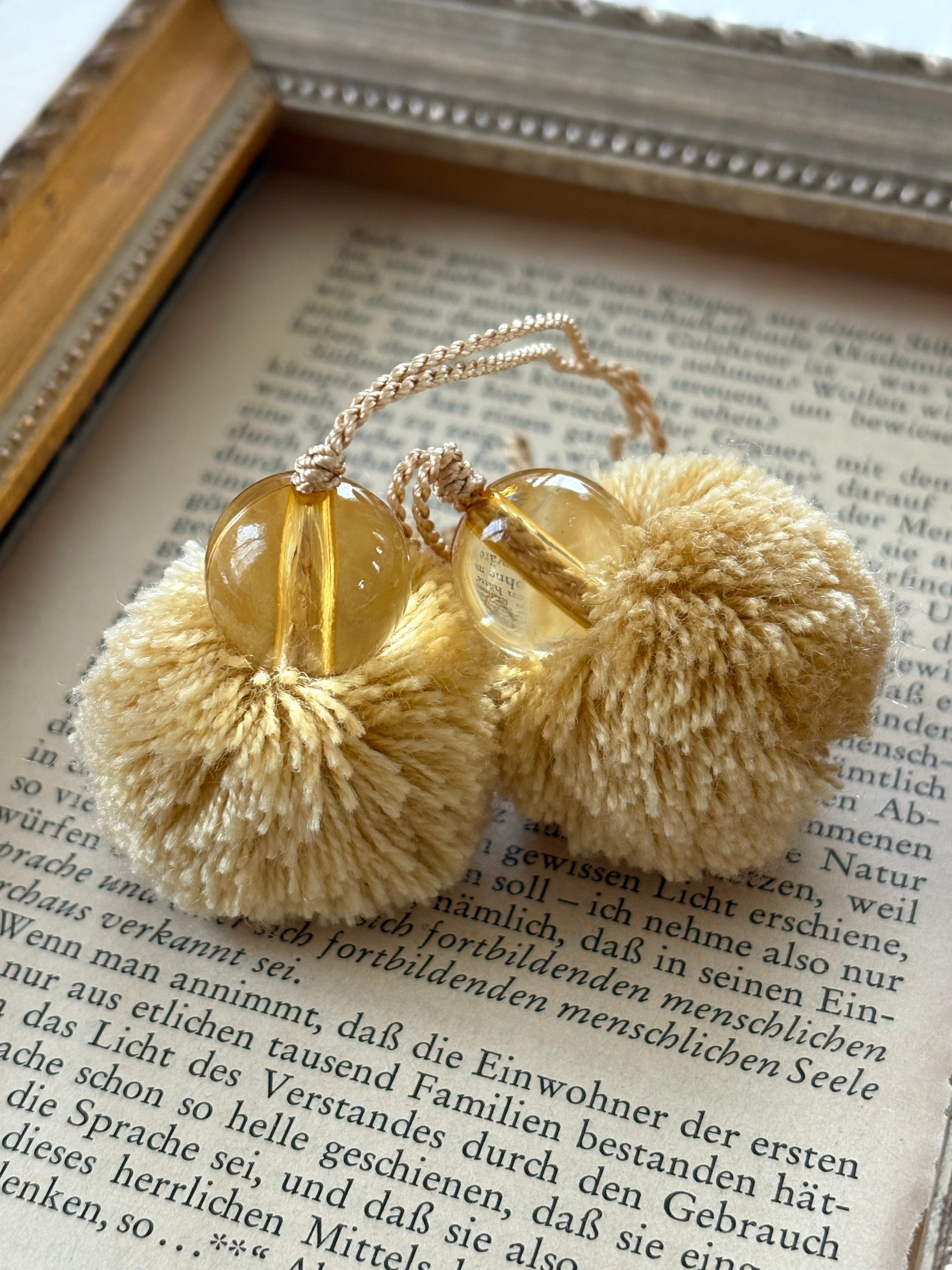 輸入デザインタッセル pompom タッセル ポンポンタッセル 30mm前後 ベージュ カルトナージュ デコレーション材 オーナメント