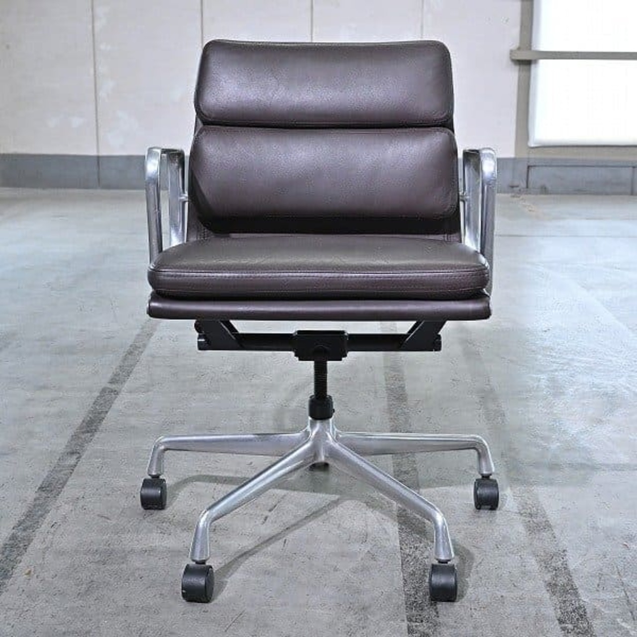Hermanmiller ハーマンミラー 60万「イームズソフトパッドチェア」A 本革 マネージメント アルミ ミッドセンチュリー 書斎 椅子 社長 役員【 中古家具/中古インテリア/USED家具ユーズド家具/リサイクル】
