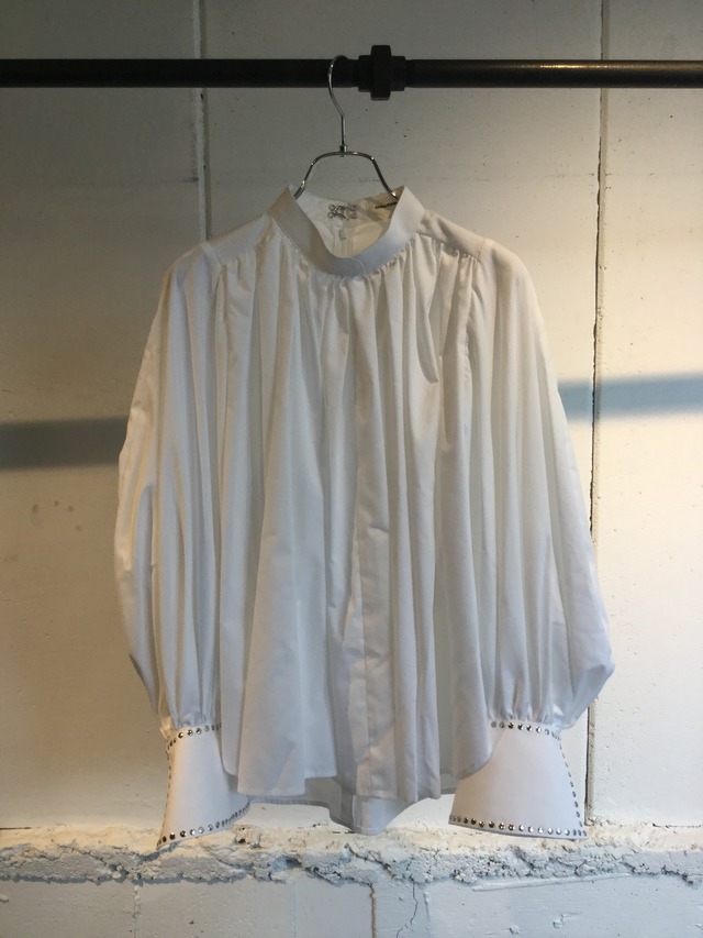 Chika Kisada   studs blouse