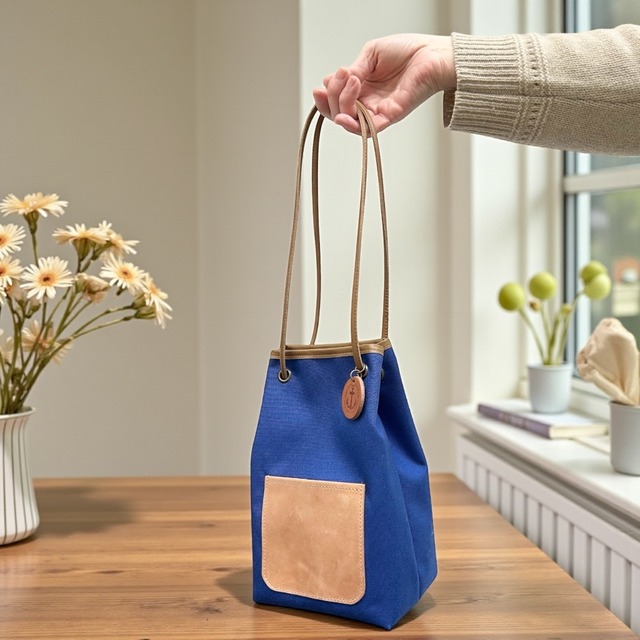 ＜即納商品＞　nico：ブルー×ベージュ（撥水加工ナイロン素材×イタリアンレザー巾着バッグ）