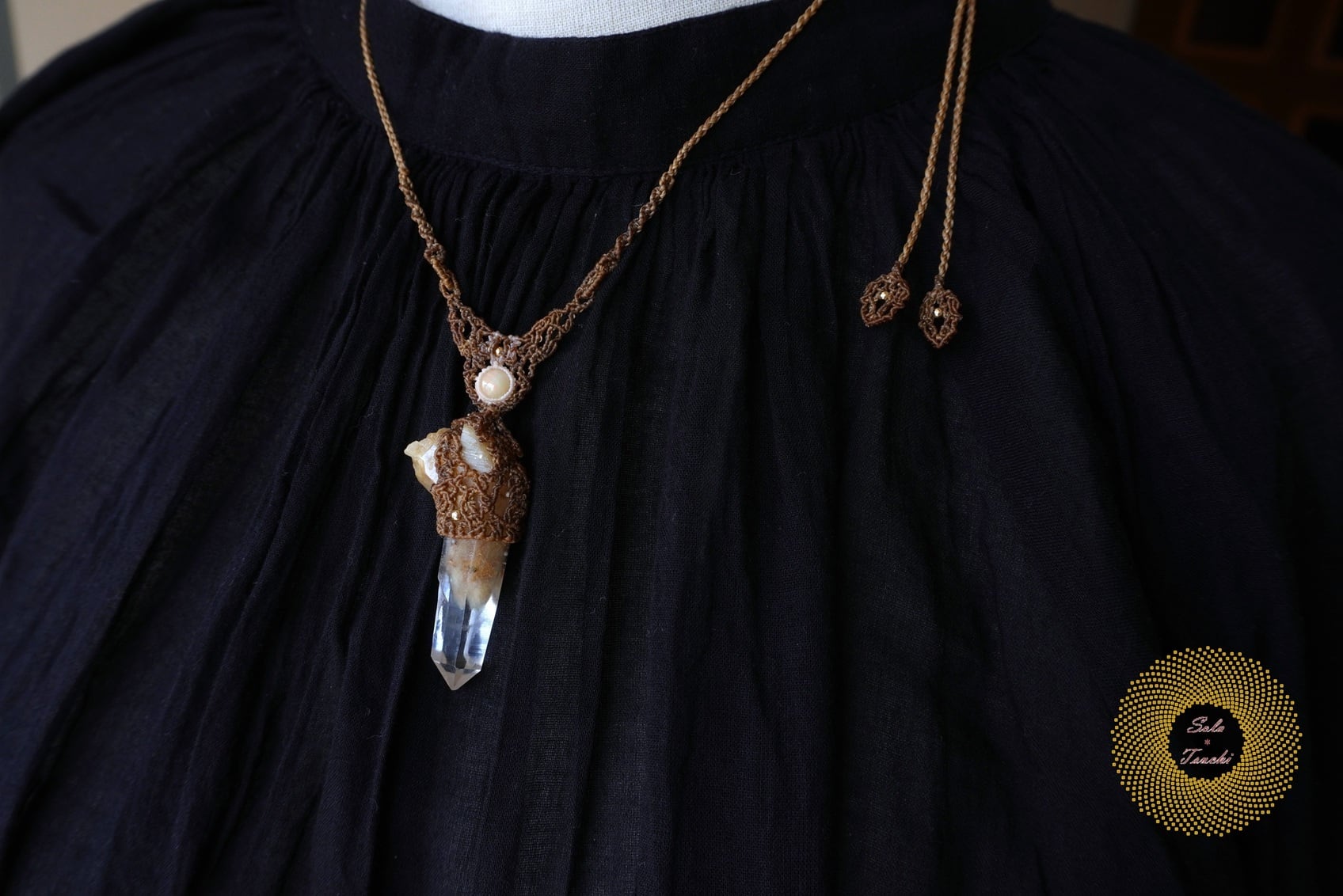 （ワックスコード）大分県産 まりも水晶とオパールのマクラメ編みペンダント 〜Silent Bright~