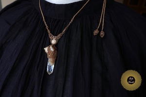 (ワックスコード)大分県産 まりも水晶とオパールのマクラメ編みペンダント 〜Silent Bright~