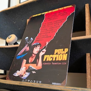 送料無料!ちょうどいいブリキ看板 【 Pulp Fiction / パルプ・フィクション 】 METAL SIGN / メタルサイン / ブリキ看板 / サインボード / ビンテージ加工〚アメリカン雑貨 アメトイ〛