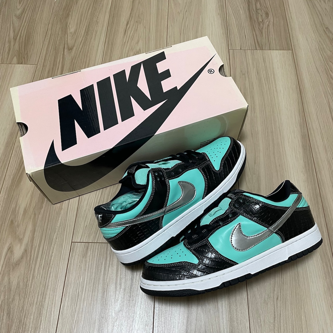 SB DUNK LOW DIAMOND SUPPIL CO. TIFFANY 304292-402