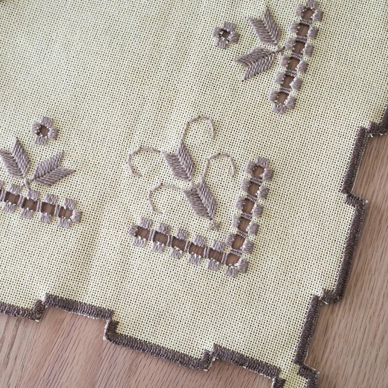 アンティークフランス購入 北欧ハーダンガー赤紅糸刺繍 ライム格子織