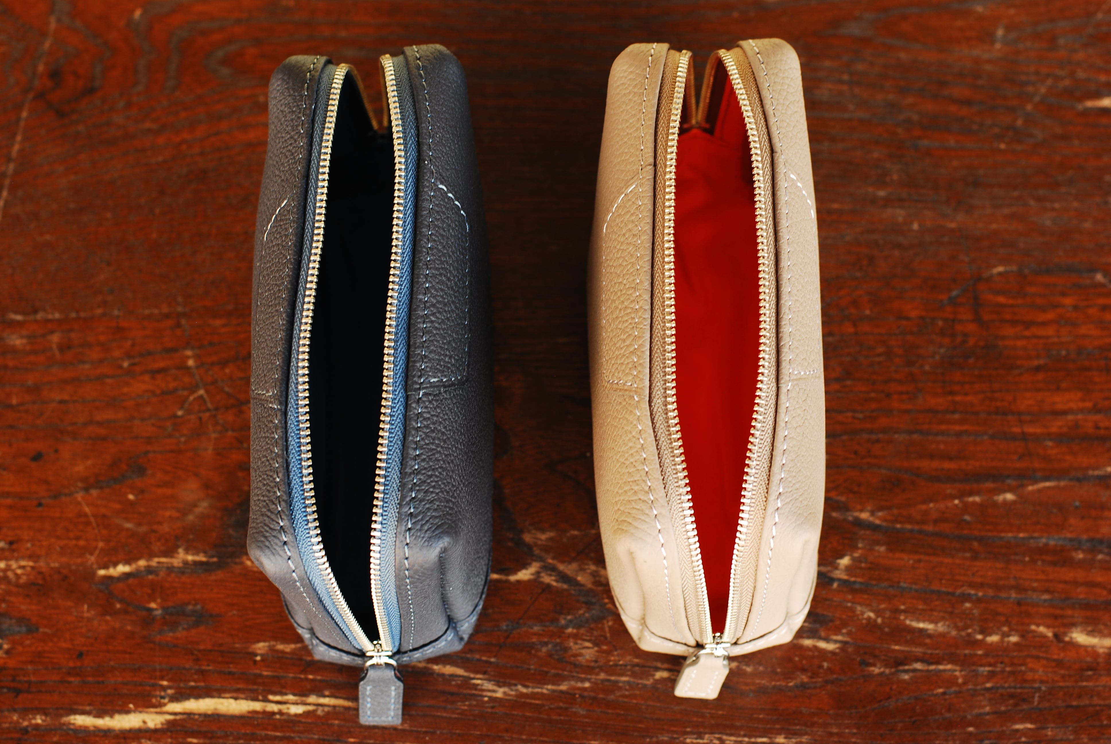 革の質感が心地よい上質な『レザーポーチ』ドイツシュリンク：ネイビー