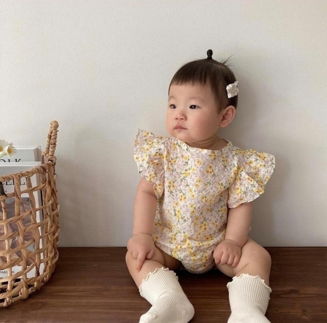 くすみパステル花柄フリルロンパース