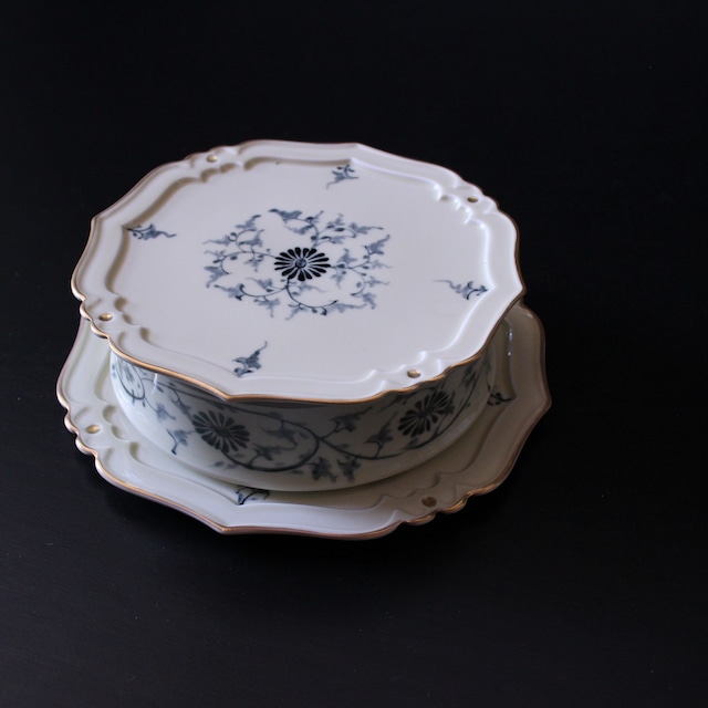 菊唐草　四方輪花重