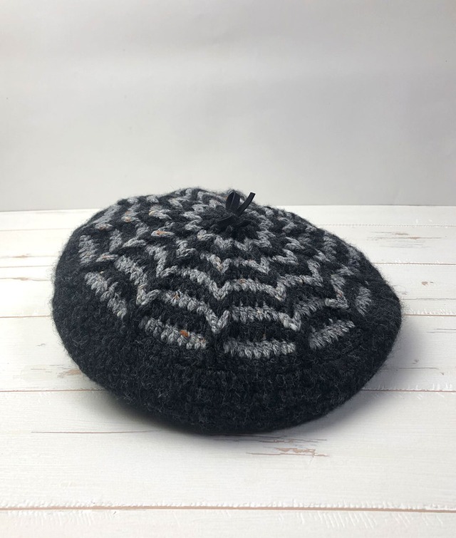 かぎ針編みバイカラー柄ベレー帽（Charcoal x Gray）